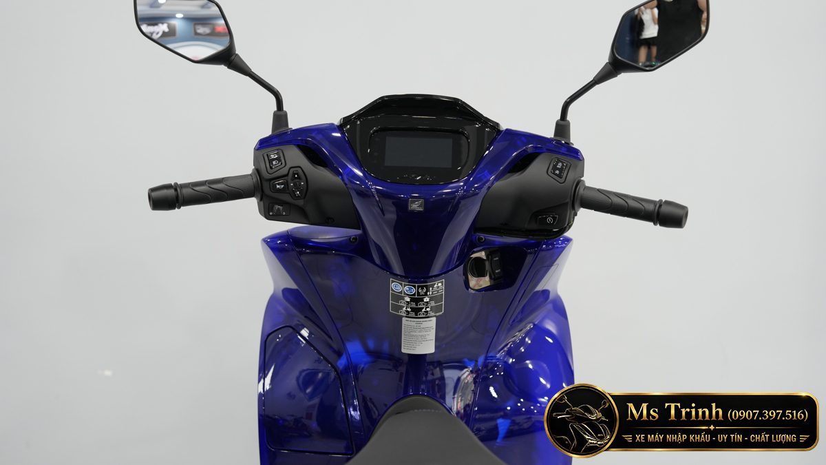 cận cảnh vị trí tay lái và màn hình TFT