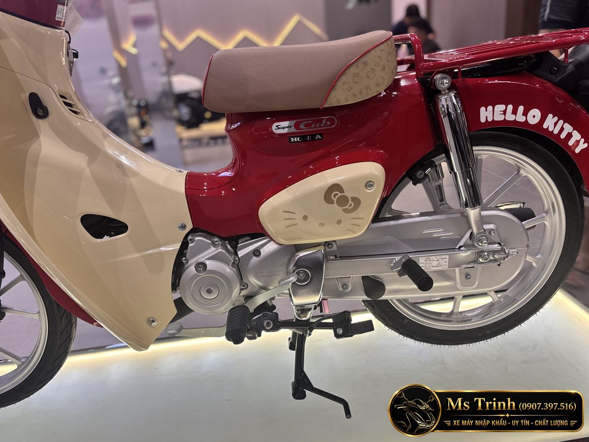 Thân trái xe Cub Hello Kitty nhập Nhật với yên phối màu và nắp hông kem