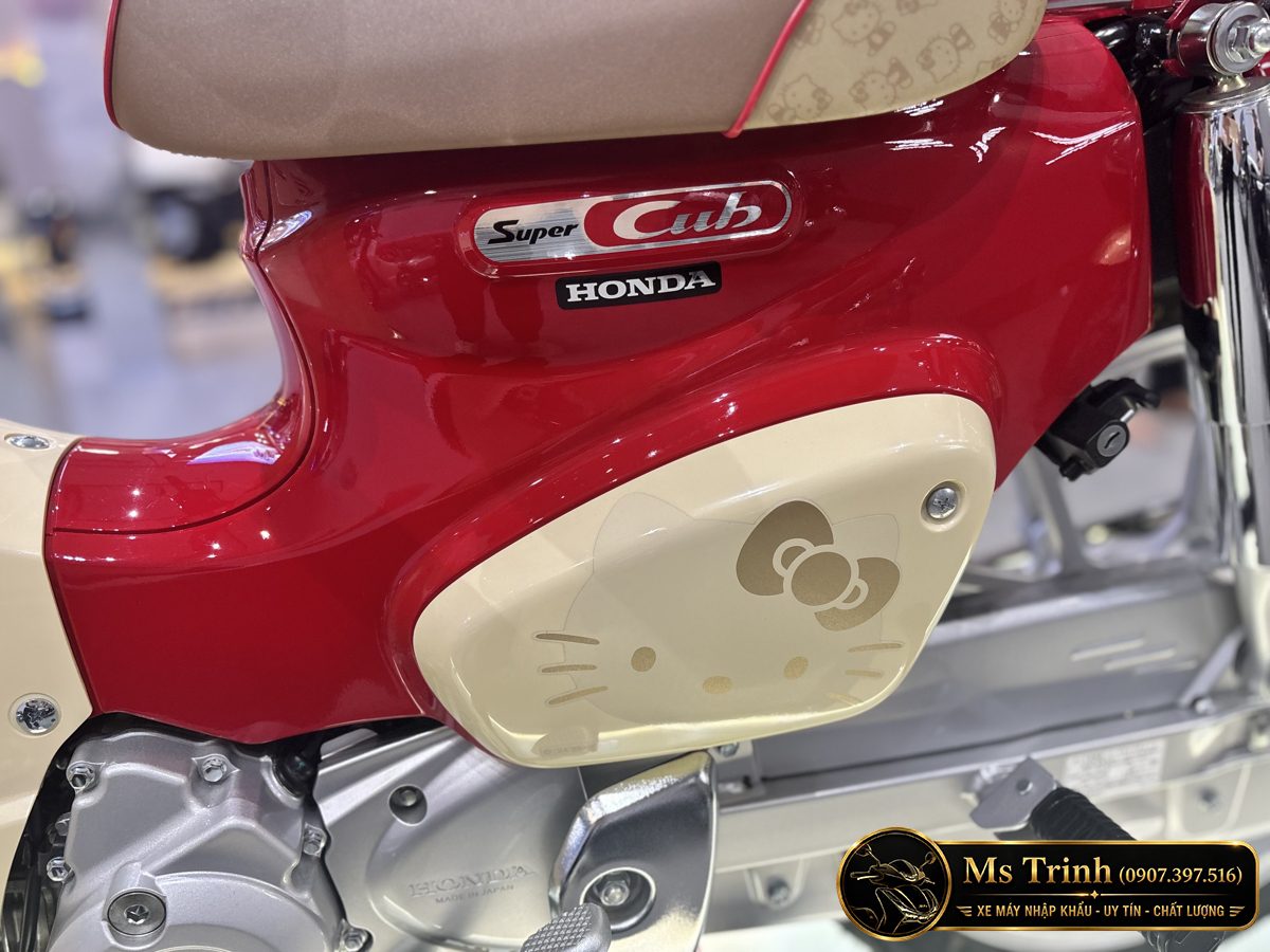 Logo Super Cub và họa tiết Hello Kitty trên nắp hông trái Honda Cub 110
