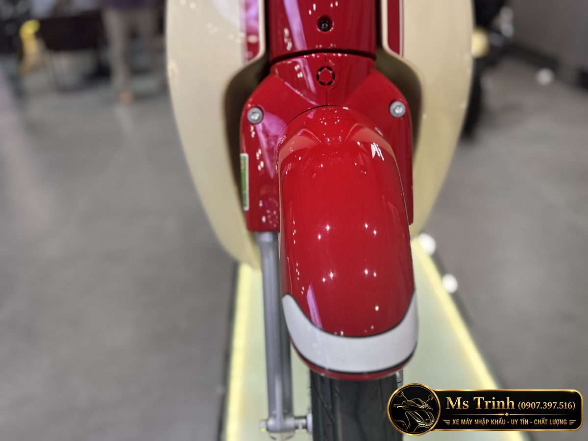 Dè trước đỏ của Honda Super Cub Hello Kitty với họa tiết trang trí màu trắng
