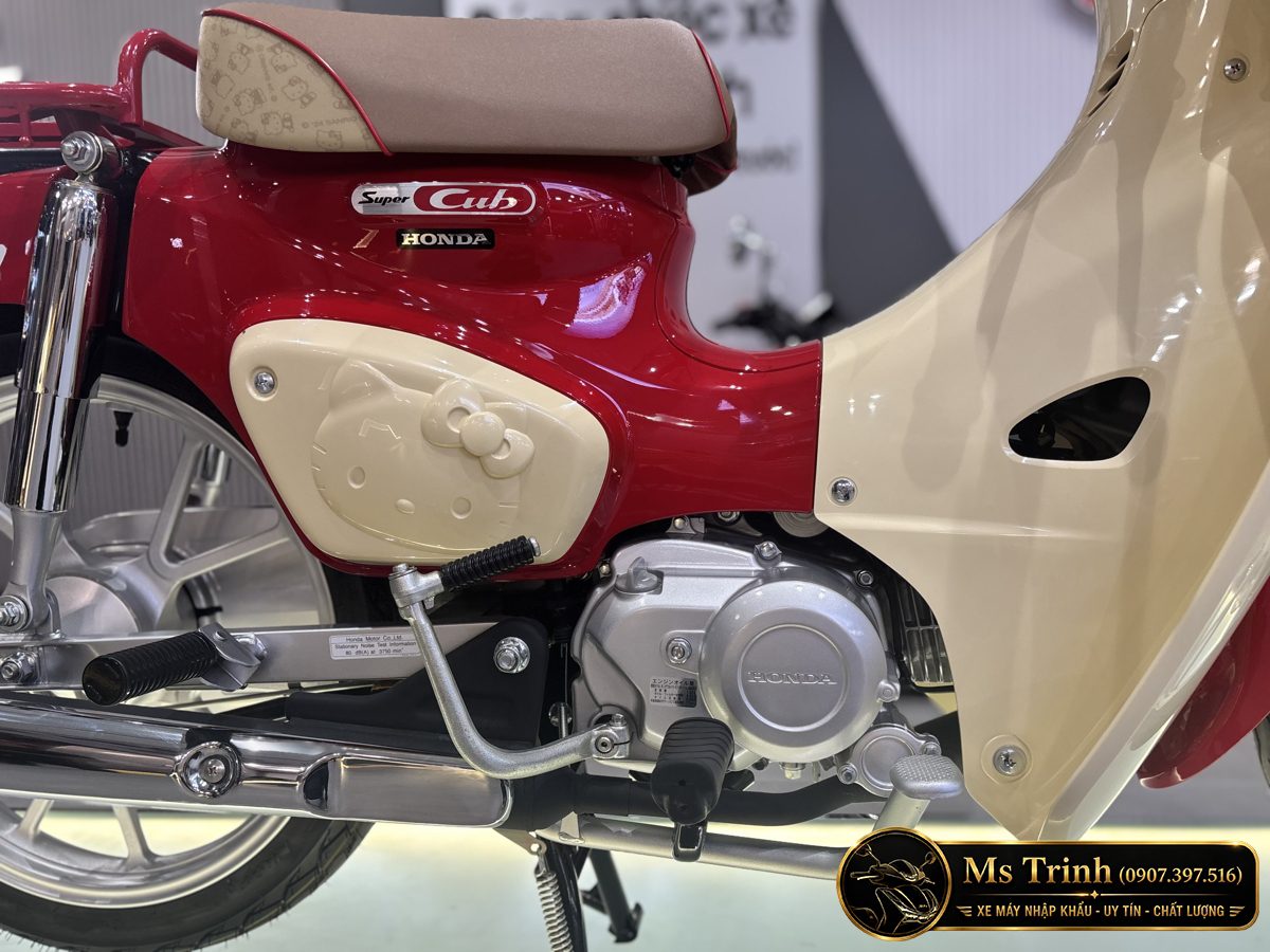 Cận cảnh thân phải Super Cub 110 Hello Kitty với động cơ, nắp hông và ống xả