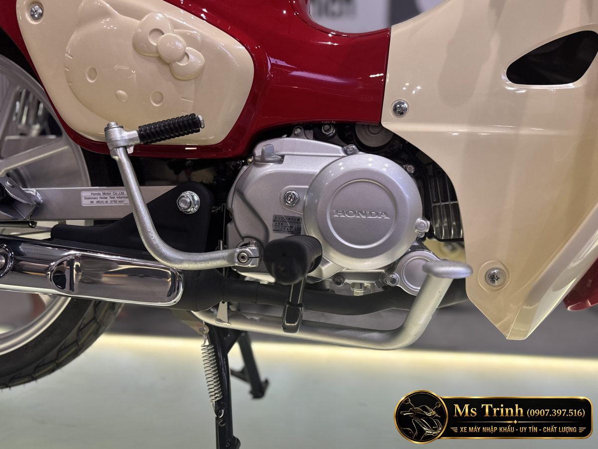 Cụm động cơ 109cc và cần số của Honda Super Cub 110 Hello Kitty nhập nguyên chiếc