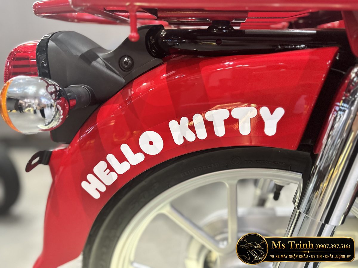 Dòng chữ Hello Kitty màu trắng trên dè sau đỏ của Honda Super Cub phiên bản đặc biệt