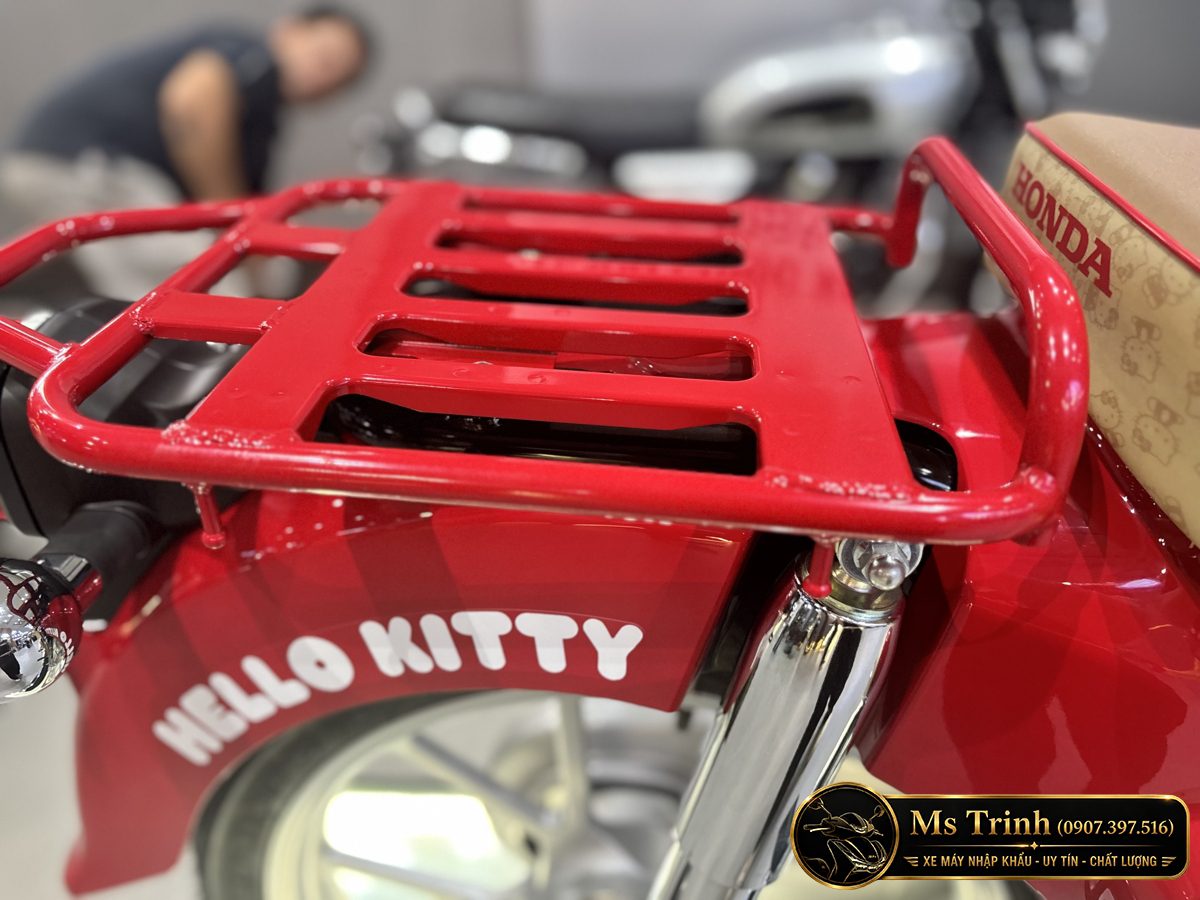 Cận cảnh baga sau sơn đỏ đồng bộ với thân xe Honda Super Cub 110 Hello Kitty