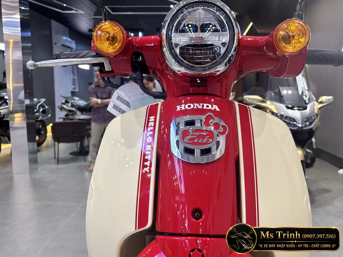 Cận cảnh đầu xe Honda Super Cub 110 ABS Hello Kitty với đèn pha tròn và yếm kem