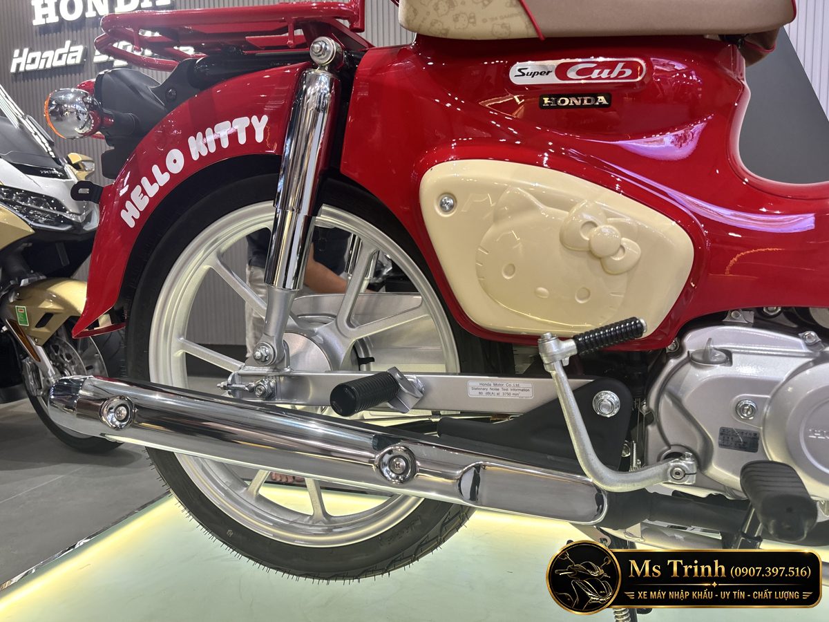 Ống xả mạ sáng và nắp hông Hello Kitty trên Honda Super Cub 110 nhập Nhật