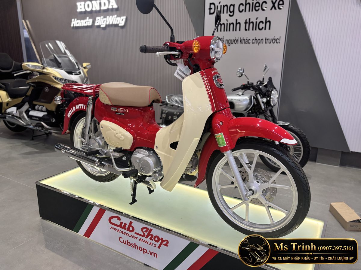 Honda Super Cub 110 ABS Hello Kitty đỏ kem nhìn chếch phía trước tại Cub Shop