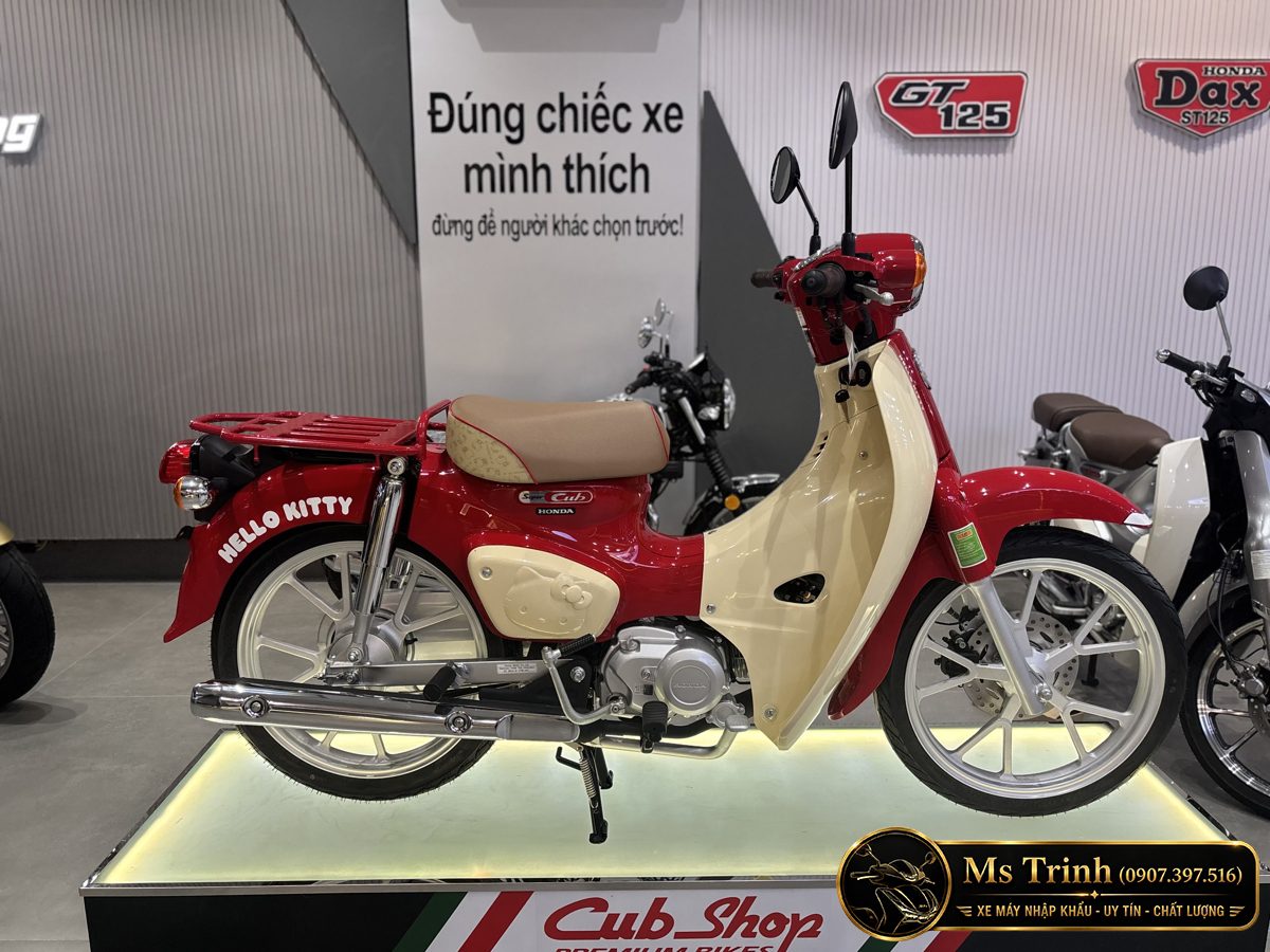 Toàn cảnh Honda Cub 110 Hello Kitty nhập Nhật nhìn ngang bên phải