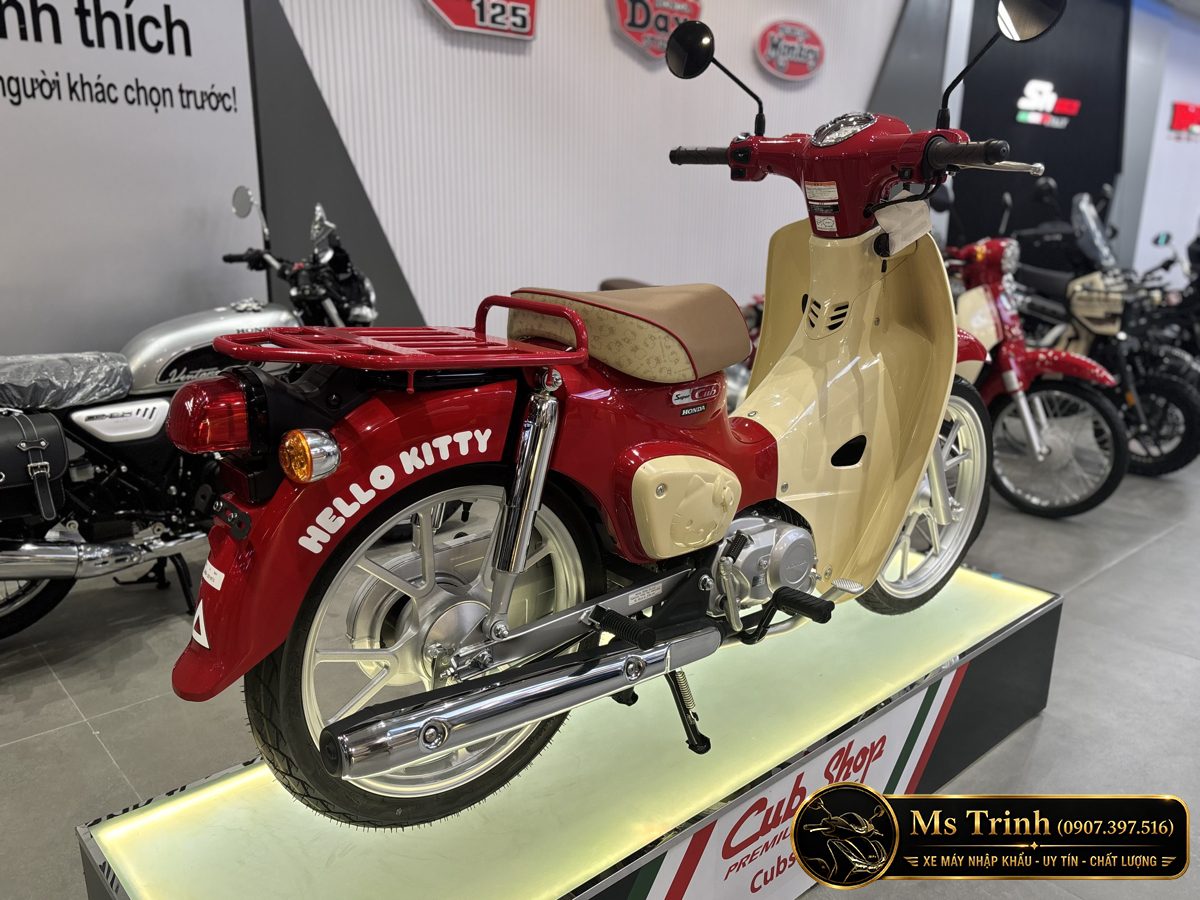 Super Cub Hello Kitty phiên bản giới hạn nhìn từ phía sau bên phải với ống xả bạc