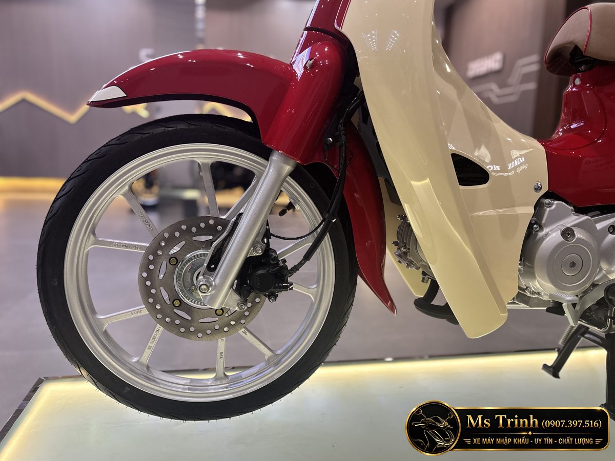 Cận cảnh bánh trước Honda Super Cub 110 ABS Hello Kitty với mâm đúc và phanh đĩa